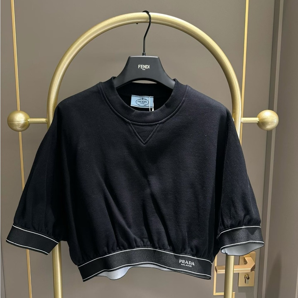🚩steal authentic Prada Black Logo-Tag Cropped Sweatshirt